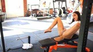 Spor Salonunda Yalnız Kalan Kızın Ağzına Sikini Sokuyor